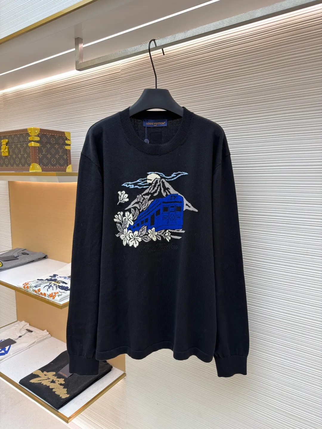 LOUIS VUITTON Embroidered volcano intarsia long-sleeved knitted sweater ●Original version: Purchased and developed by 12108 ●Item number: 1681990-B65 ●Fabric: 100% cotton ●Technology: knitted ●Color: black ●Version: fitted version ●Weight: about 440 grams ●Size: S-M-L-XL ●Description: Using multi-color intarsia jacquard technology: the main body is made of fine plain knitting as the base. The patterns of Mount Fuji, trains and flowers on the chest are interwoven with blue, white, gray and other colored yarns. The edges of the pattern are made of "sesame base" weaving to enhance the texture. The letter logo is integrated into the pattern with invisible jacquard, which is delicate and unobtrusive. The neckline, cuffs and hem are trimmed with front and back double-lift 4-needle ribbing, giving both elasticity and stiffness a balance. Each piece of the body is stitched together using hand-stitching techniques, and the stitches are hidden and firm. The fabric is made of blended wool and has been washed and shaped to ensure skin-friendliness and avoid deformation when worn. The overall craftsmanship takes into account both artistic sense and practical wearability. The overall wiring is straight and delicate, the fabric is comfortable and soft, and the color is consistent without color difference. It can be matched with the same style to create a fashionable look and control various occasions. Customized accessories, complete with three standards, same style for men and women!